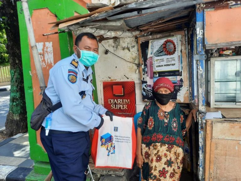 Lapas Tuban Salurkan Bantuan Sembako Kepada Puluhan Warga Terdampak Covid 1